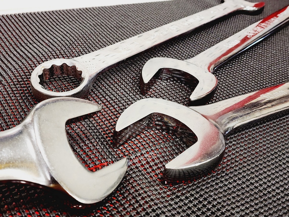 Jumbo size raised panel combination wrench